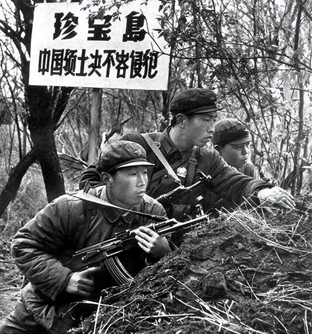 珍宝岛战斗结束后，我奉命前往前线，执行一个特殊任务——夺回被苏军遗弃的那辆坦克！