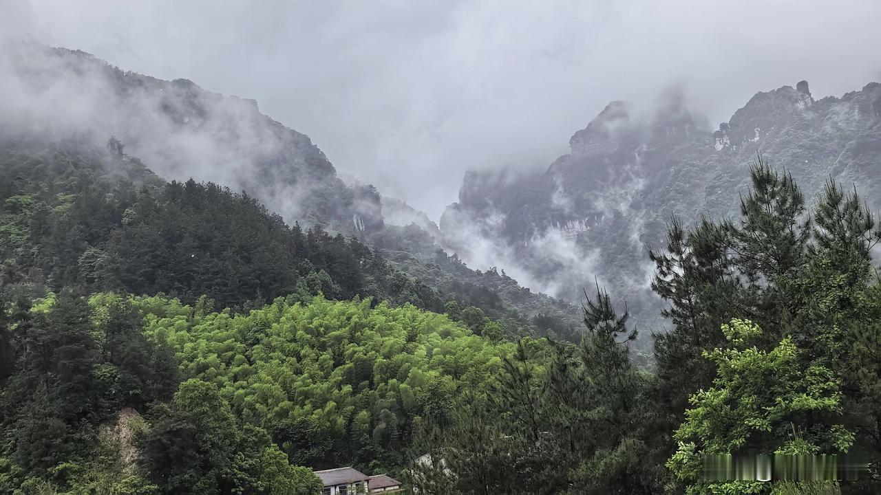 【云斋札记】通常，拿富人开玩笑都无妨，拿穷人开玩笑往往招非议，因为人的境遇好了，