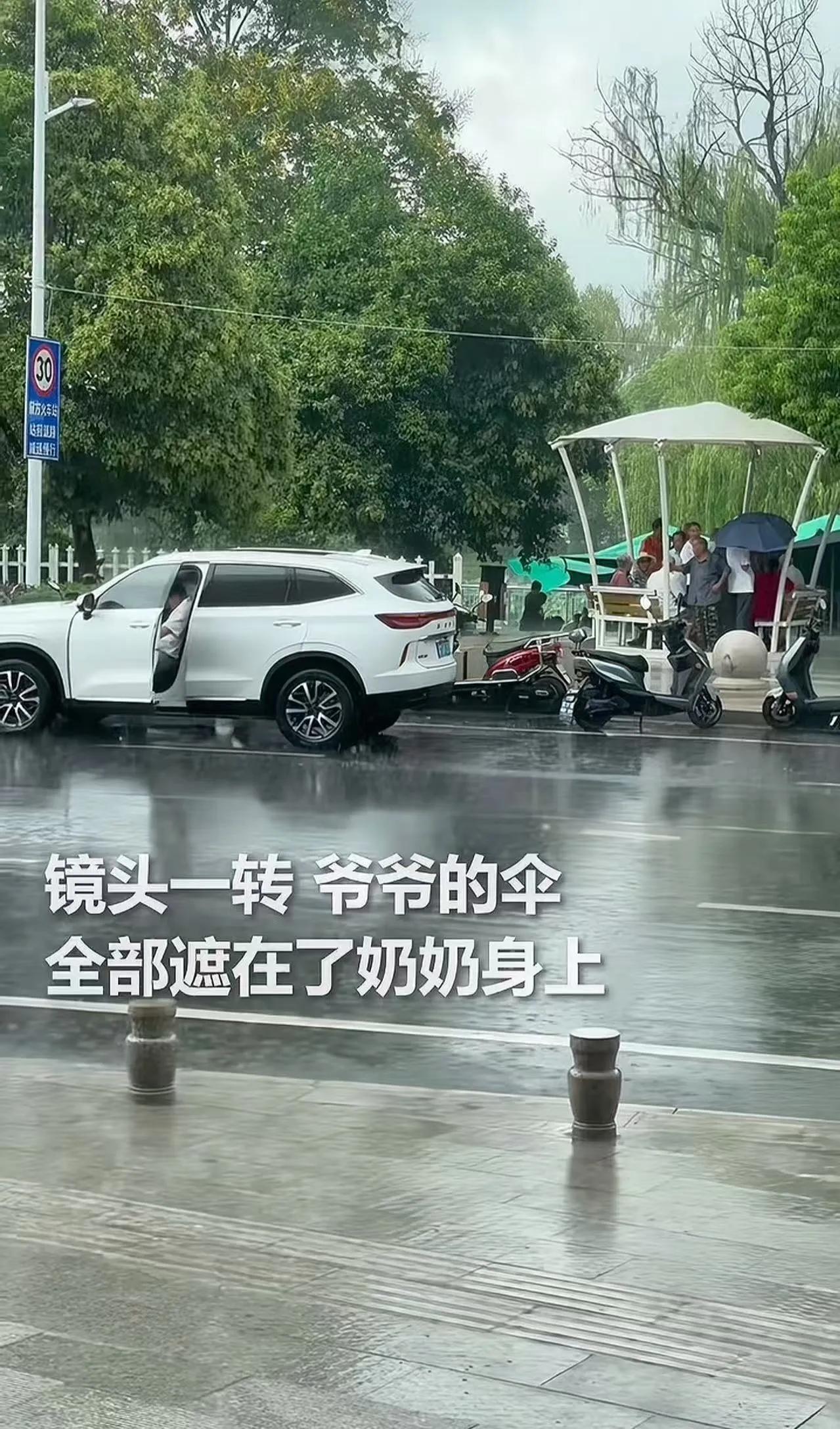 火到人民日报！暴雨突如其来，街头瞬间变成了水帘洞。在这场突如其来的暴雨中，一个老