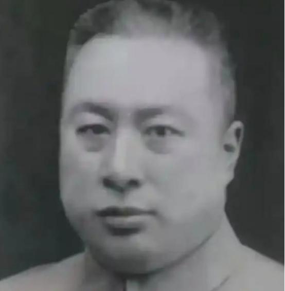 [微风]1931年，日军逼近齐齐哈尔，40岁少将谢珂下令开库取出99挺机枪，有人