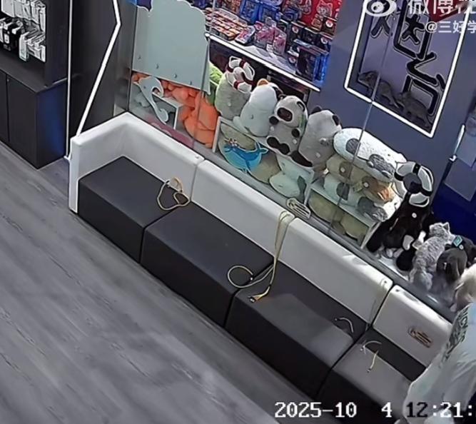网友不曝光，烟台两男两女干的龌龊事，好心让他们充电，临走把充电线手撕了。监控显示