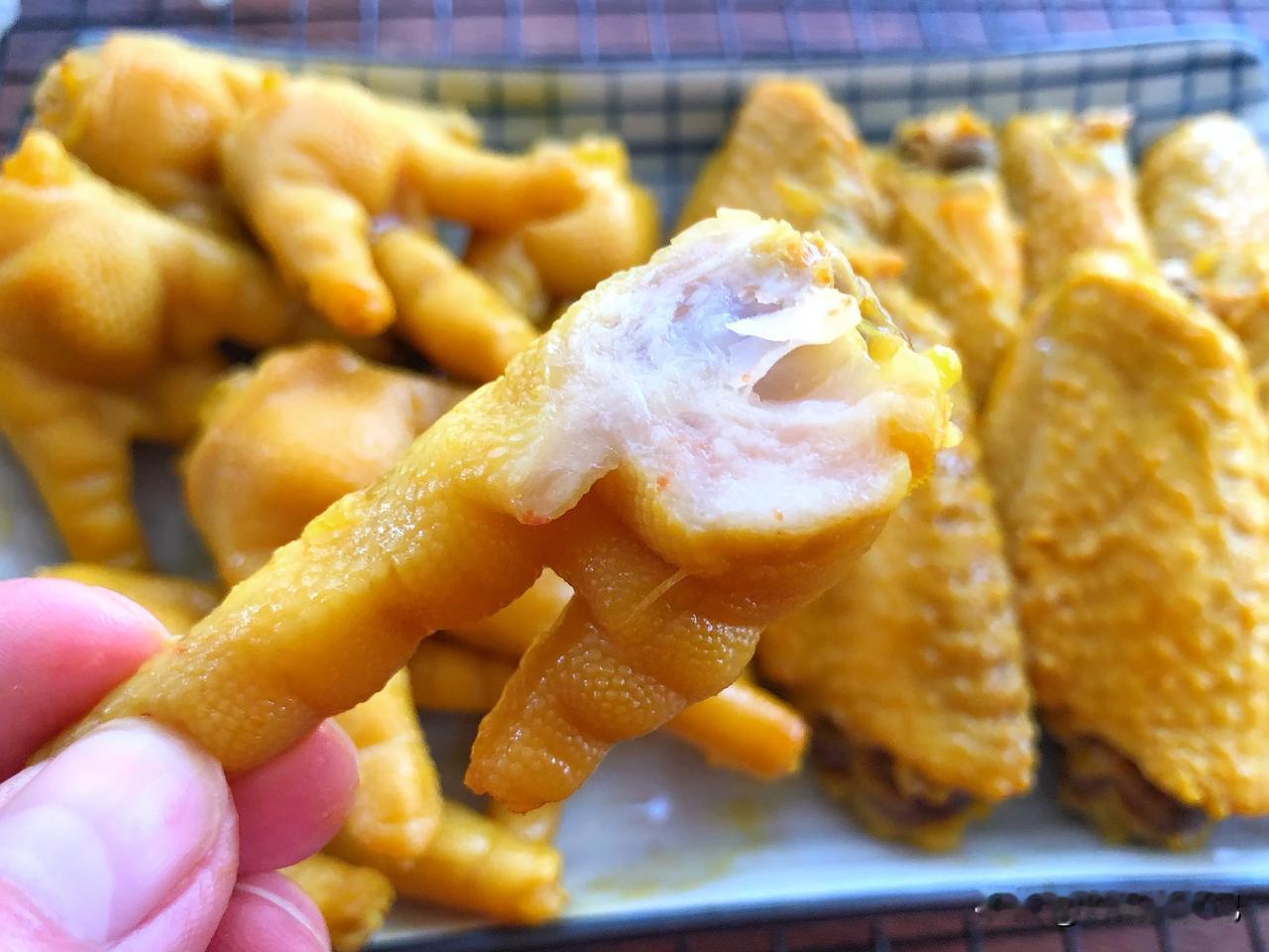 粤菜餐厅里有一道盐焗风爪是我特别爱吃的
每次去都要点一盘吃，自己真的是可以吃一盘