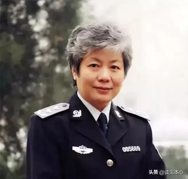 李玫瑾说：“与人聊天，少说自己的孩子。如果孩子表现不好，通过你的嘴说出去了，孩子