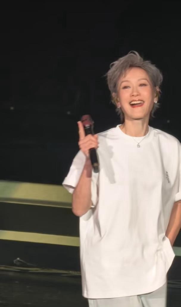 63岁的叶童，这状态，胜过很多人的18岁啊！又飒又美又可爱！还很帅气～这精气神着