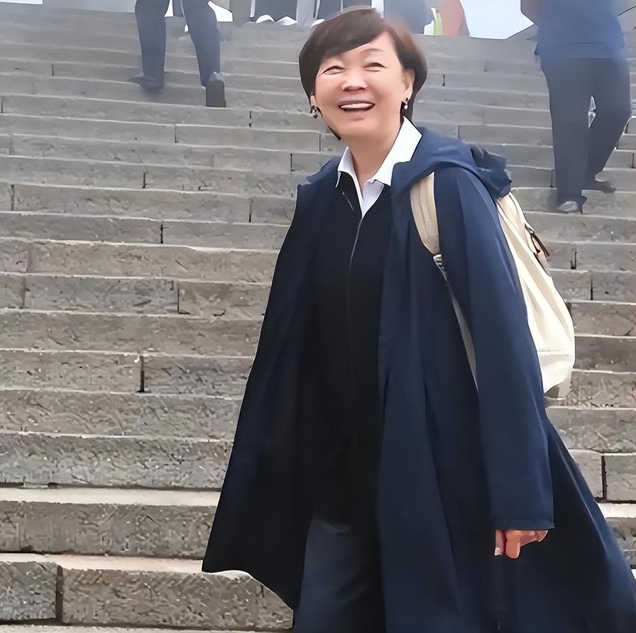 安倍怕是要气得从坟里爬出来。真的。他老婆安倍昭惠，在他走后这两年多，小日子过得那