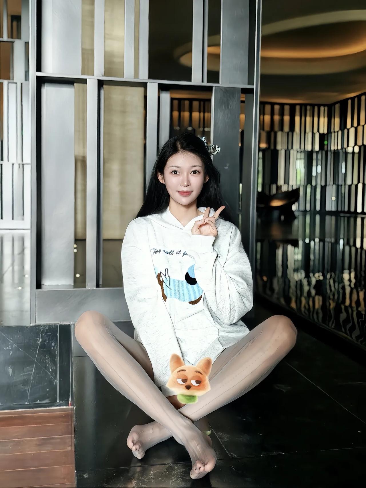 今天是灰色的腿精🩶