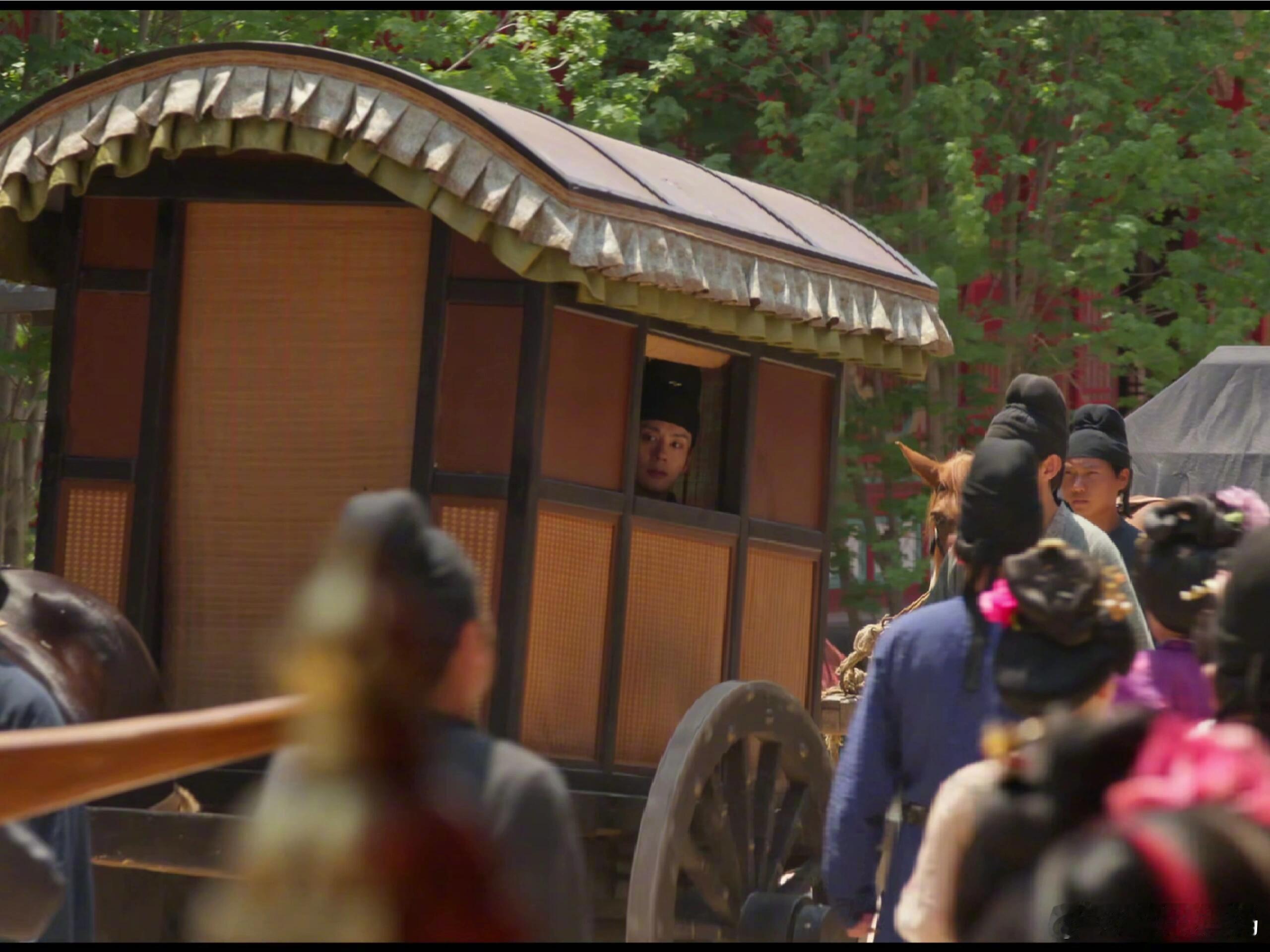 国色芳华 好久没在电视剧里看到小白花感这么强的男性角色了哈哈哈哈哈，刘畅镜头拍的