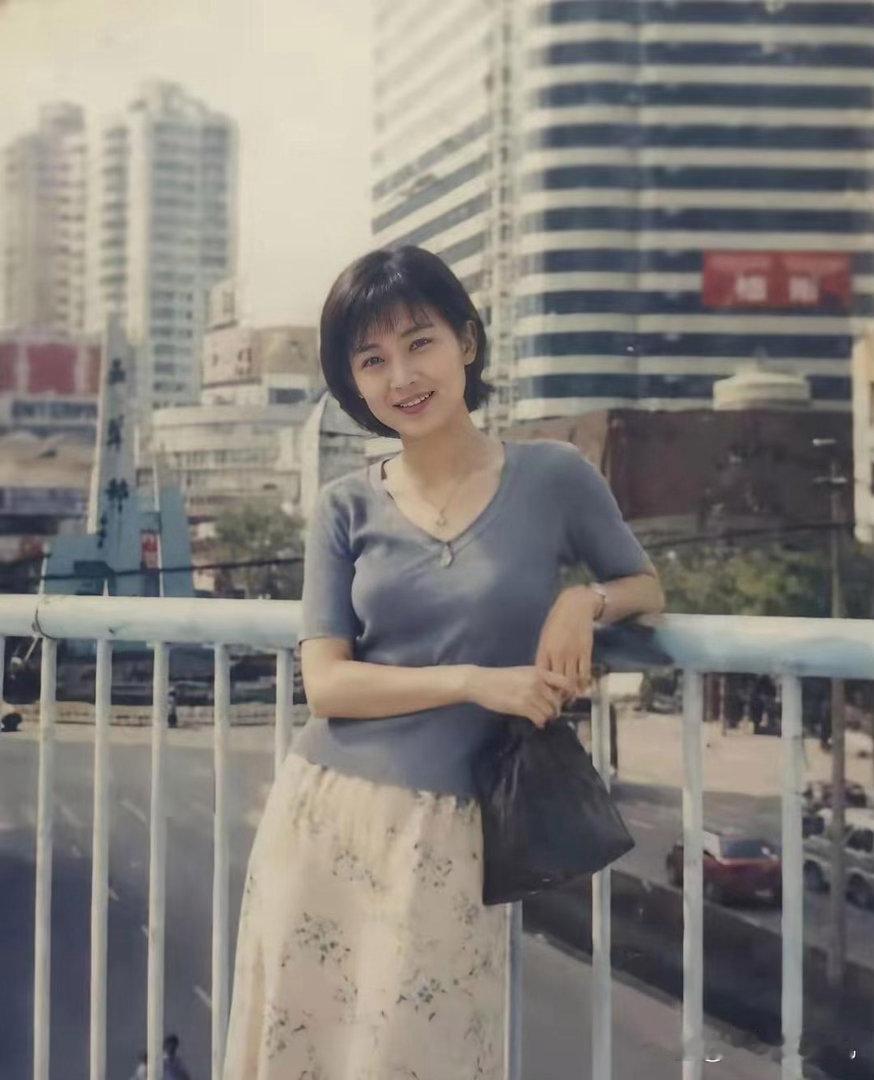 1996年高圆圆旧照曝光，17岁正值高二，清爽短发满是邻家少女气息，定格独属于她