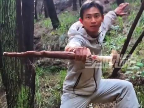 凭空撞大运！重庆一小伙闲来无事上山闲逛，意外挖到一株个头惊人的巨型鸡枞，长度快赶