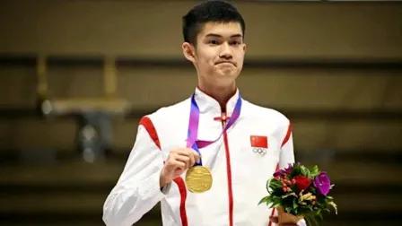 神射手·盛李豪
少年射手一亮相，
枪声震亮金牌光。
两度射中九天月，
一展雄风傲