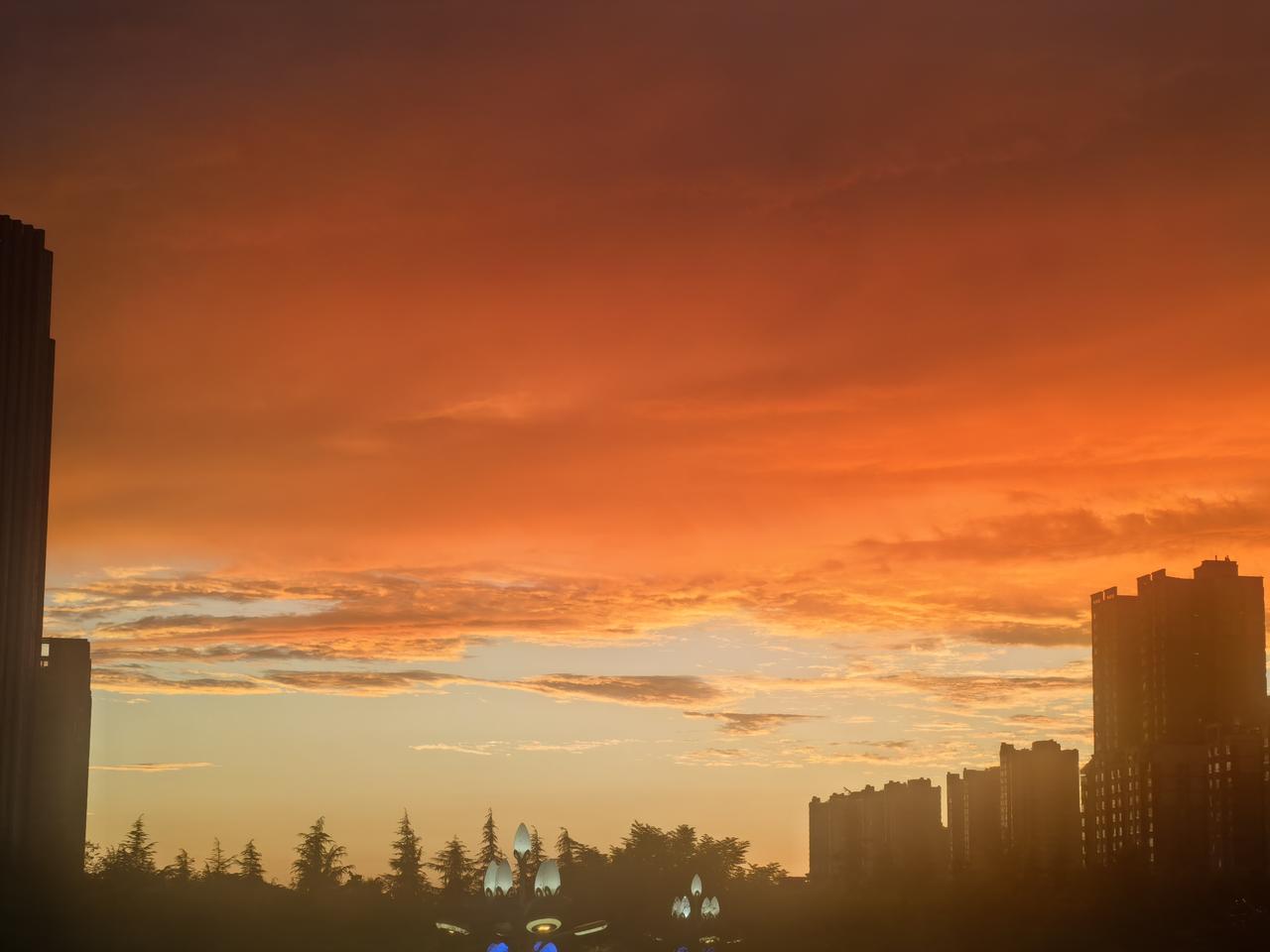 昨日傍晚时的天空

[玫瑰][心][玫瑰]

傍晚时的天空，就像一幅天然的巨型画