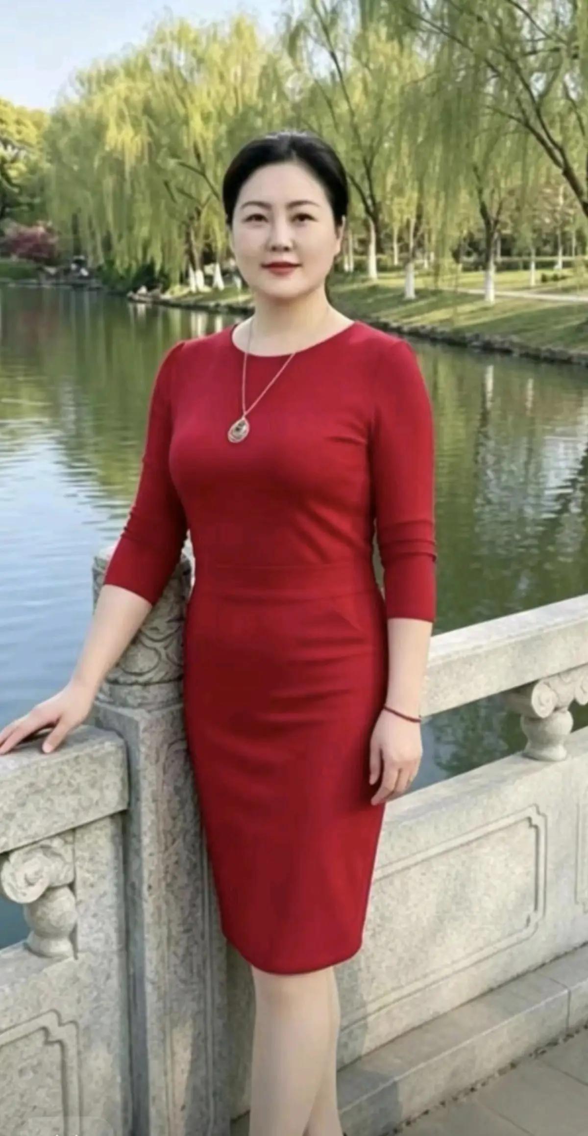 湖畔红装
 
湖畔垂柳拂清波，
红裙一袭韵姿多。
石栏边上亭亭立，
眉眼温和气自