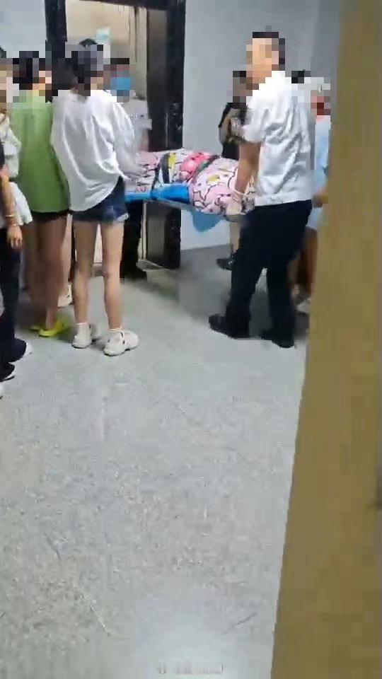 大二女生宿舍分娩到底谁的错都是大学生了，成年人了，要为自己的行为负责，要说错在谁