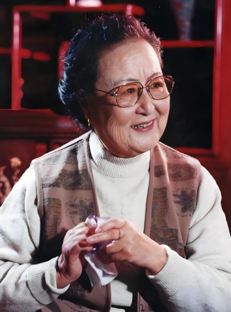 她是《平原游击队》中的“李大婶”；《锦上添花》中的