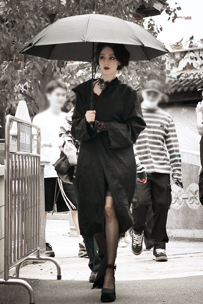 迪丽热巴#开始推理吧# 耀眼的玫瑰，美得摄人心魄，好期待巴丽接下来的换装盲盒[舔