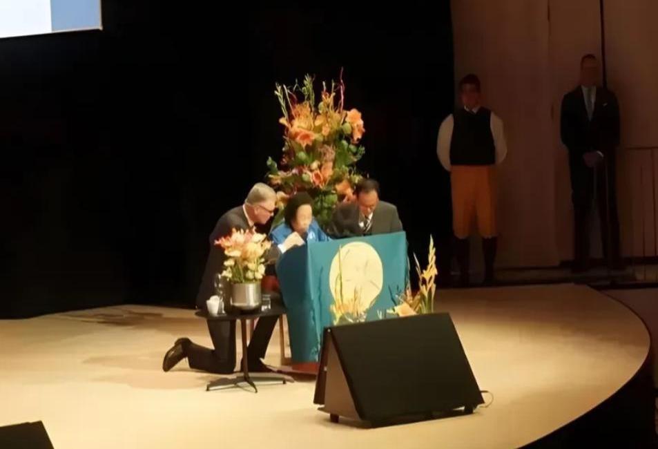 2015年，屠呦呦受邀发表演讲，可由于话筒线不够长，只能弯着腰讲话，谁料，瑞典医