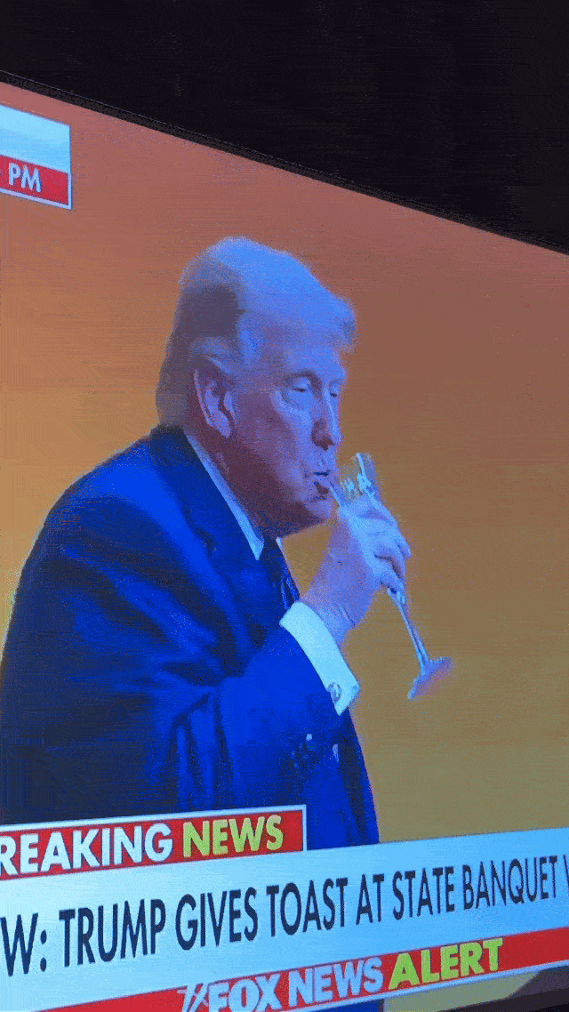 此前几乎不喝酒的特朗普举杯了！他举杯，是为美中两国人民之间深厚而持久的纽带而提议