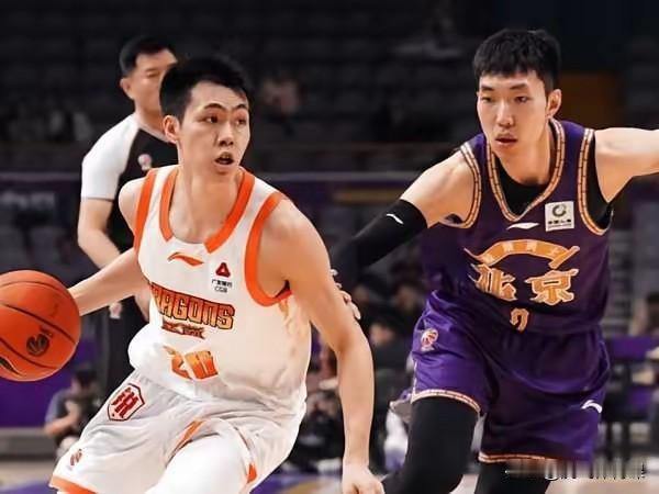 实话实说！现役中国男篮最强的首发阵容如下:

1.控球后卫--庞峥麟

2.得分