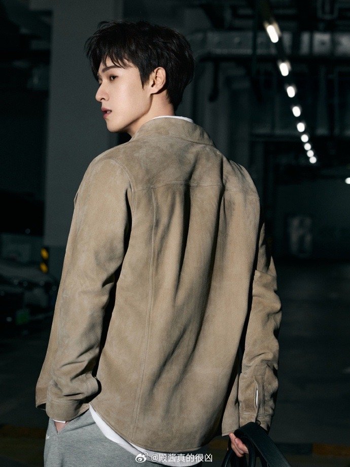 李昀锐巴黎时装周出发图，又乖又酷的，新发色也超级帅，期待值拉满了时装周星光速报李