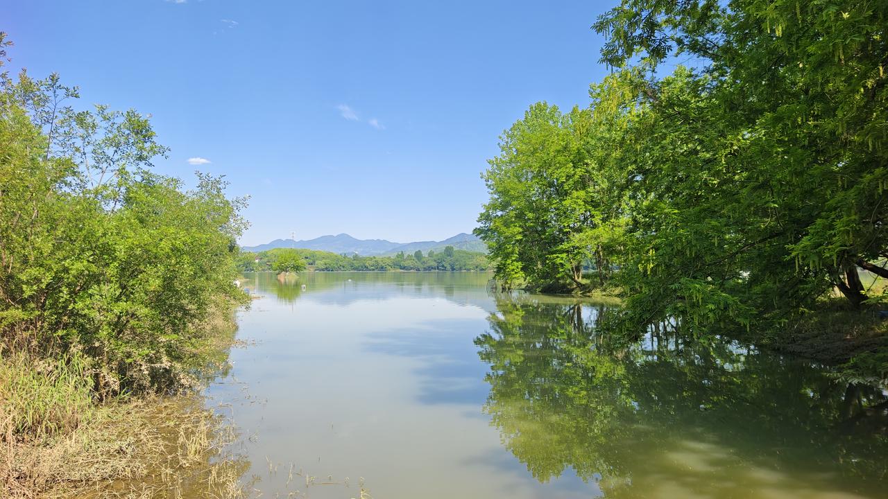 毛驴今早坐高铁回去了，和小胖原打算在杭州再玩几天，但找停车场太费劲啦。于是，我们