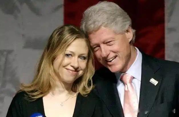 近日，美国司法部公布爱泼斯坦案新文件，其中多张克林顿与女性亲密合影引发热议。照片