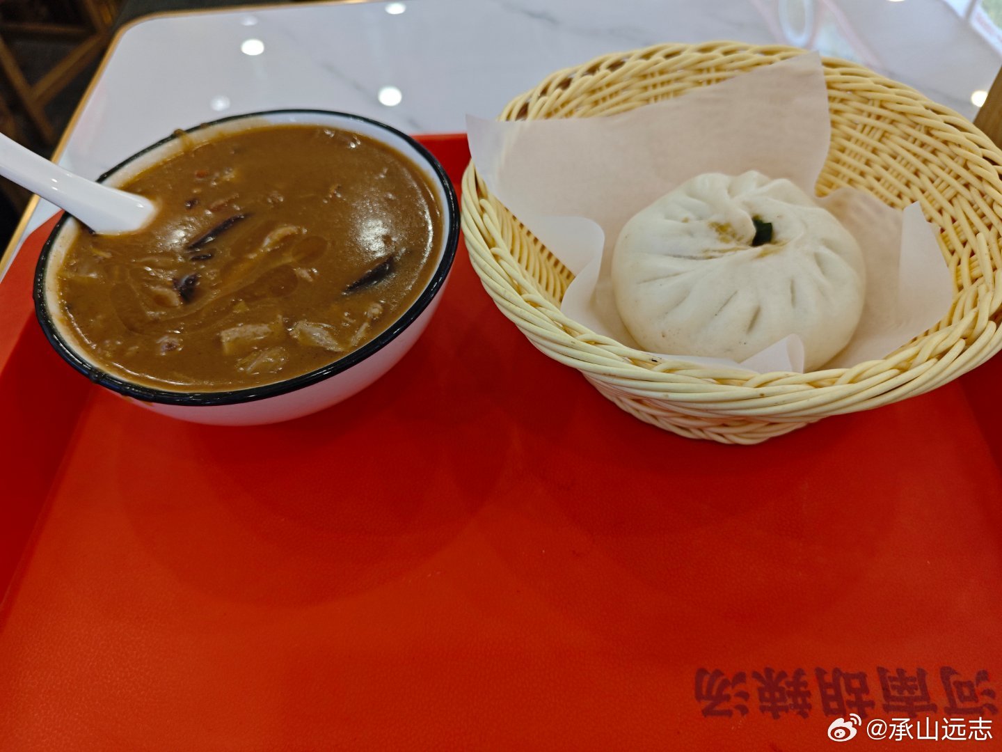 我的美食日记李公子去看电影了，不回来做饭，我只好去美食街高消费一顿。胡辣汤10块