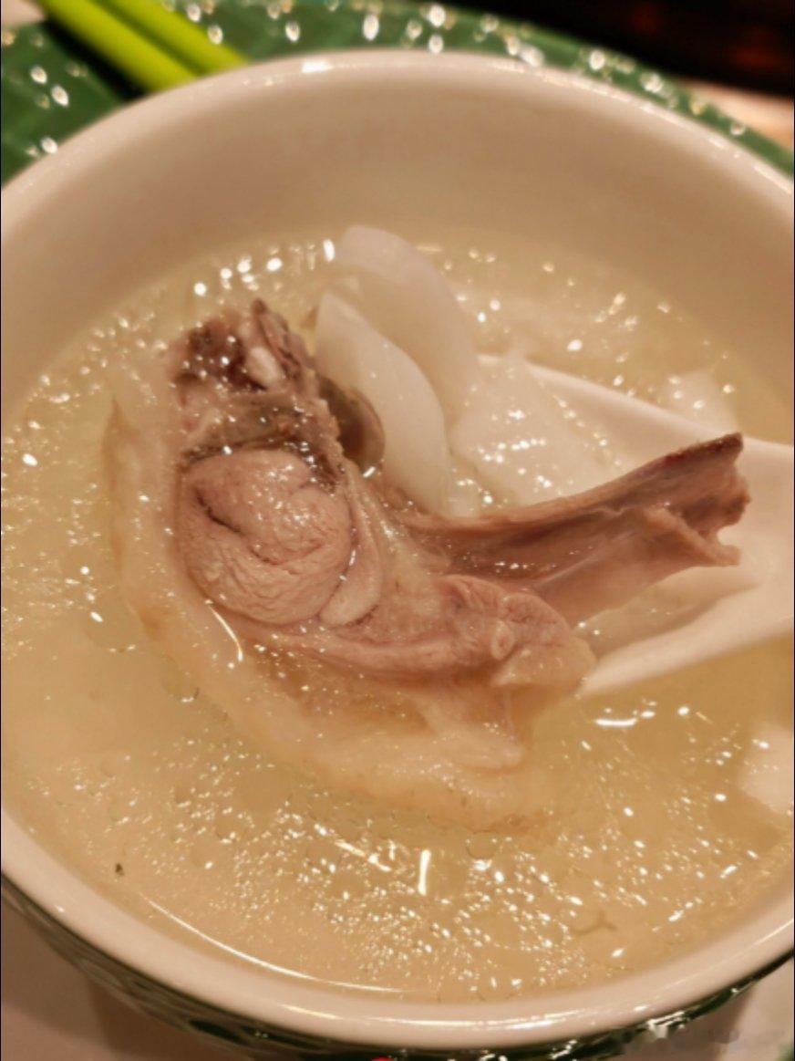 九月第一天吃了想了好久的椰子鸡！还得是润园呀🤩🐔皮脆肉嫩🥣椰香浓郁入口鲜甜