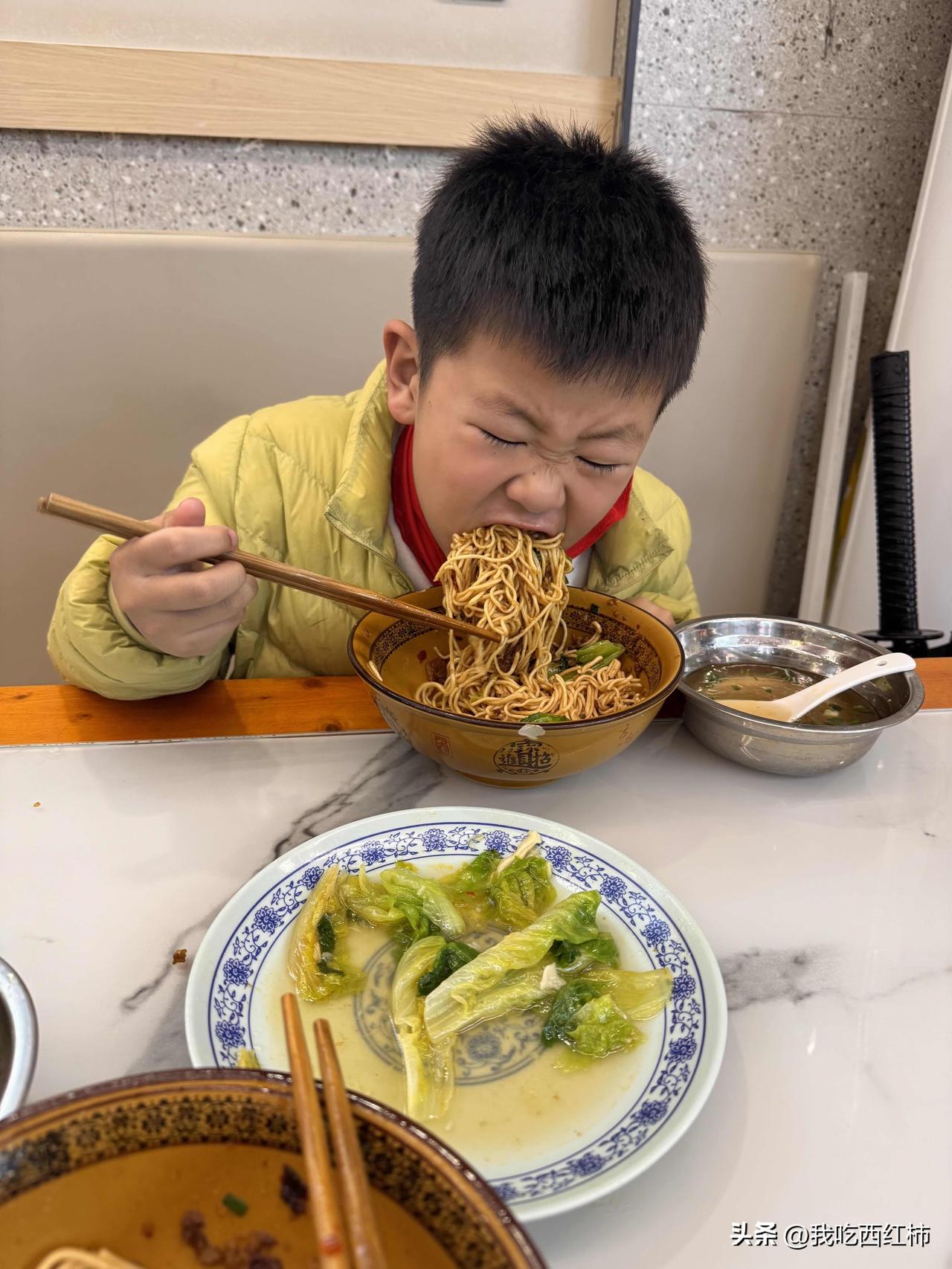 他每天没心没肺的好快乐啊
每天回来作业不记得，老师说了啥不记得，教到第几课不记得