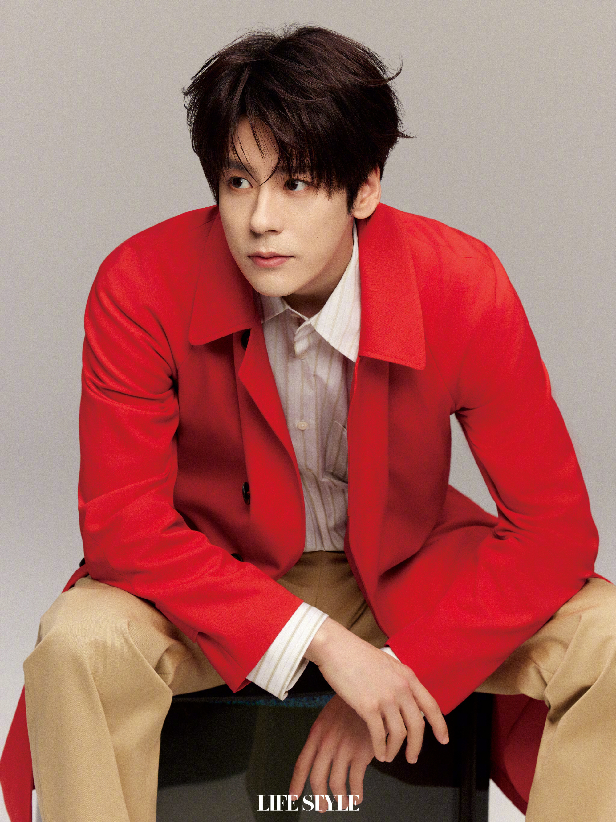 魏哲鸣封面身穿PRADA。登上《精品购物指南Lifestyle》3月刊封面。魏哲