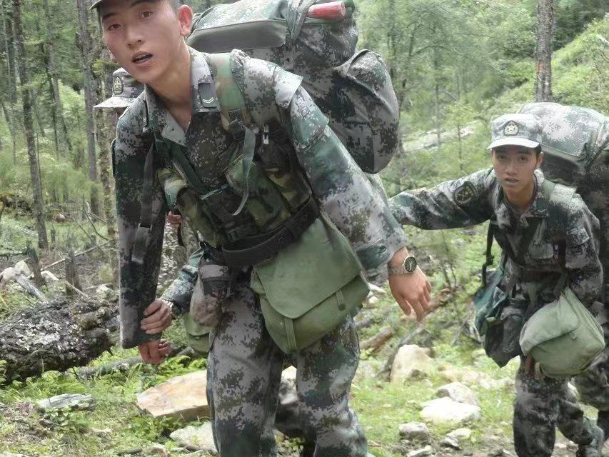 就在今天，八一建军节，京东官方发布了一条视频，向我们介绍了一位不寻常的京东快递小