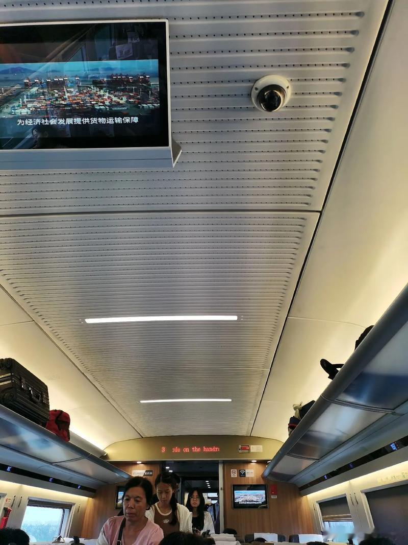 高铁上上个厕所1万多的电脑没了偷电脑的人也是绝了，不知道高铁上都有监控吗，而且还