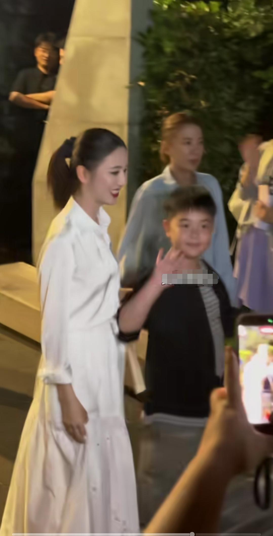陈思诚，儿子和他长的真像。