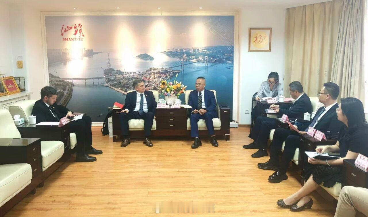 城视汕头 9月22日，乌克兰驻广州总领事谢尔盖·卡普佐（Serhii Kapuz