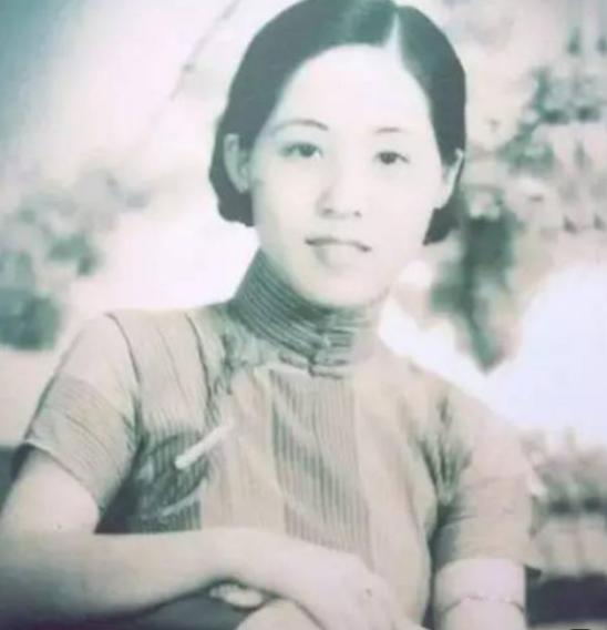 1949年，上海刚解放没多久，宋时轮受邀参加宴会，目光被一位气质端庄的女子吸引。