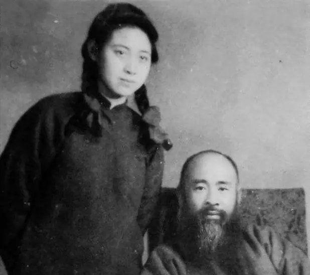 1919年，年方20的江南才女李秋君，第一次见到张大千，不仅被张大千的“跪拜”吓