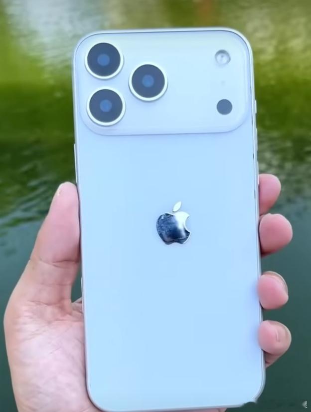 iPhone17ProMax最新机模 第一次这么期待 iPhone 能保持外观不