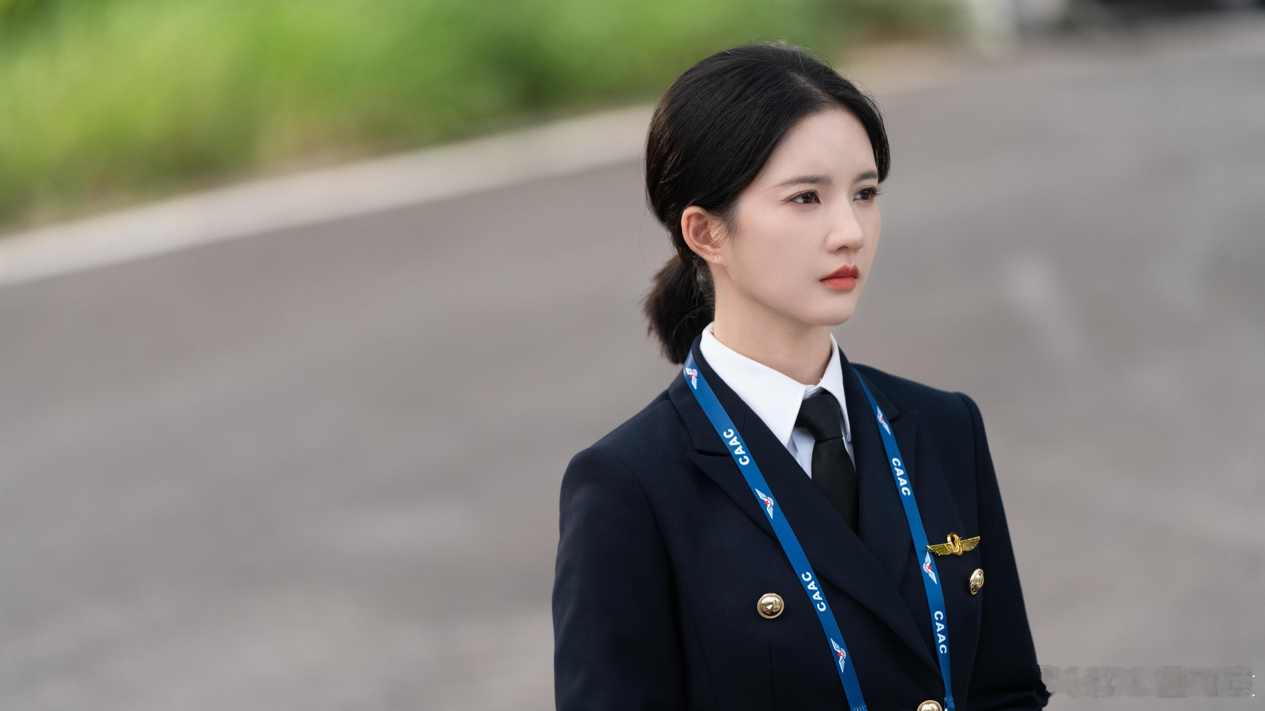 刘些宁为拍戏学开飞机 又美又飒的女机长谁能拒绝，刘些宁这次的转型尝试大胆又出彩，