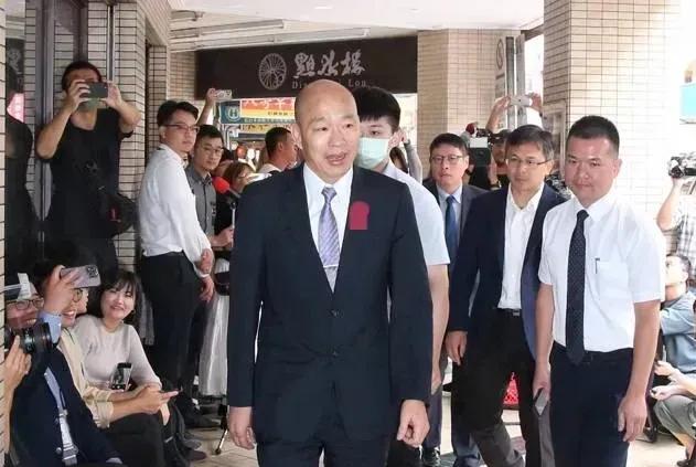 拖了很久的“和解饭”终于成行，台总预算仍卡关。
为解决明年总预算在立法机构遭遇的