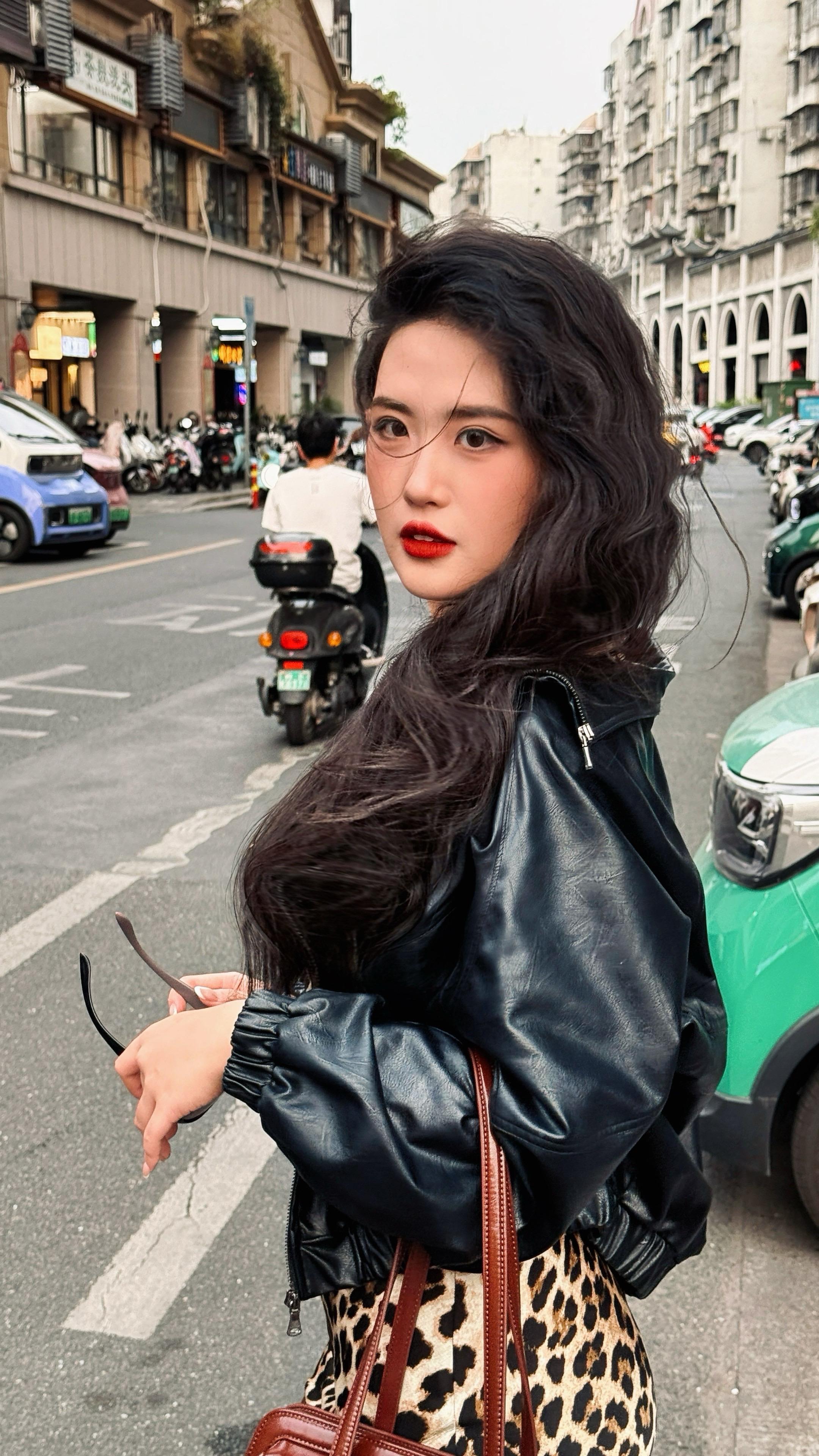 皮衣豹纹+波浪卷发才是肉脸微胖女孩的惊艳区啊！！妥妥港风复古女郎！