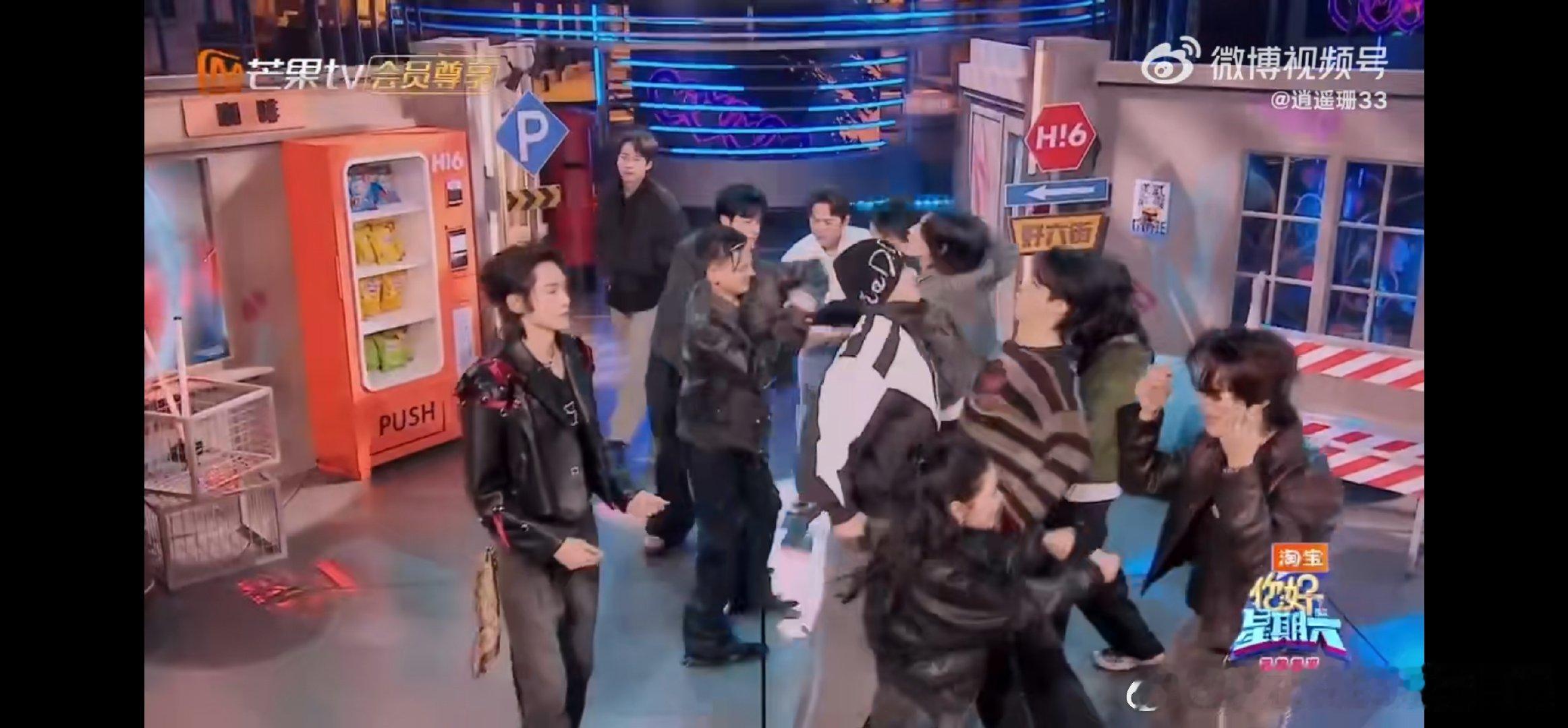 何炅 已经在努力劝架了你好星期六何炅能把剑拔弩张的场面变得平和，也就只有何炅了，