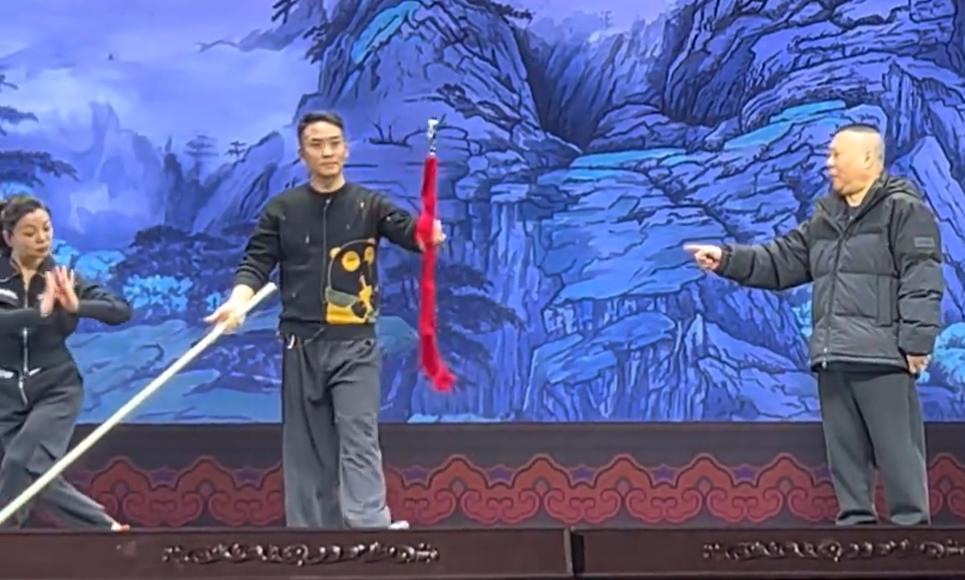 先不管郭德纲的戏唱得怎么样，先说这出长达五个小时的《保龙山》，老郭场场都是重头戏