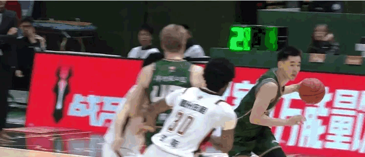 专注赛场，郭昊文是真的猛。同曦男篮vs浙江男篮