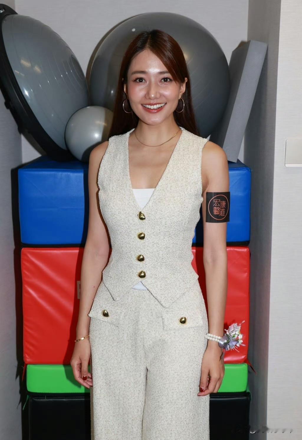 内娱资讯，刘温馨近日出席了某医疗旗舰店开幕礼，在活动现场她大方承认自己已经单身，