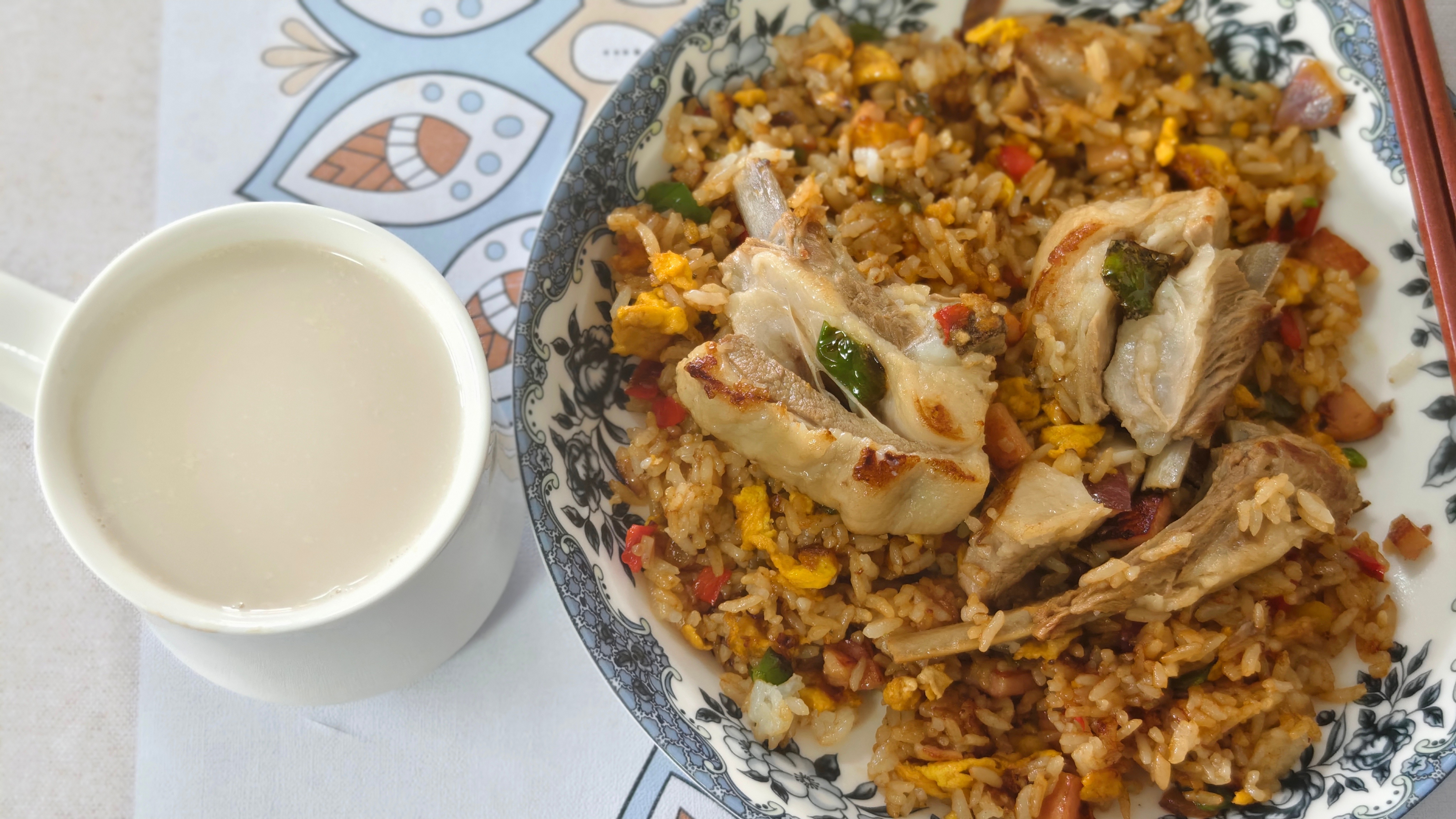 今天内蒙风情，奶茶羊排炒饭。 