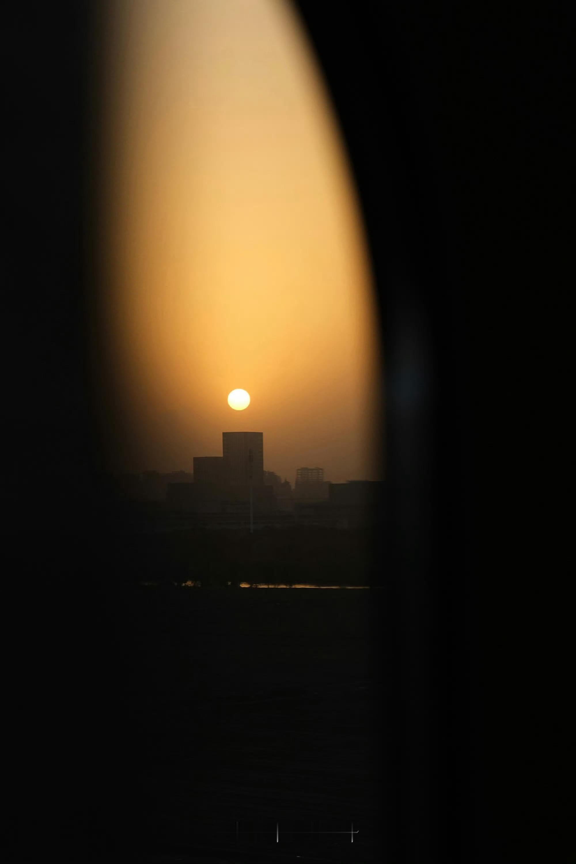 生活的本意就像是滴水穿石，简单，重复。不会生活的人感到厌倦，会生活的人在上亿次的