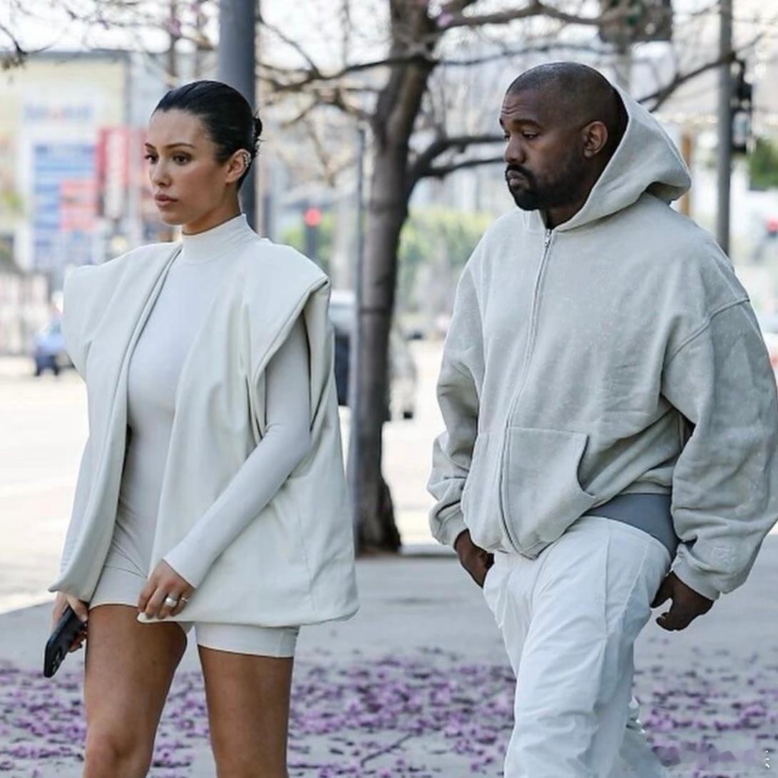 侃爷夫妇入住精神健康诊所 据外媒消息，“侃爷” Kanye West 与妻子比安