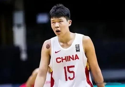 球迷欢呼！根据此前报道，杨瀚森在结束夏季联赛的比赛后，于今天返回国内，准备与国家
