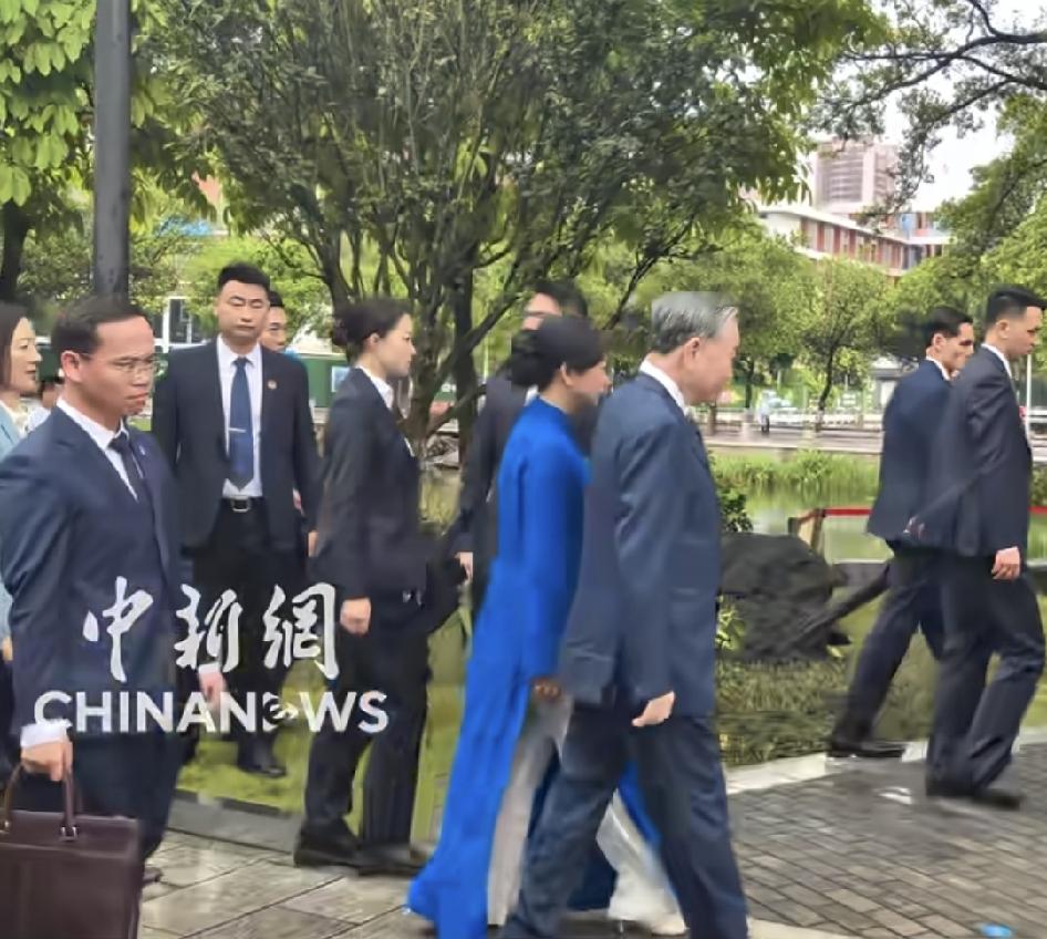 4月七日时，苏林还携夫人去了广西大学缅怀胡志明，两人颇为诚恳，恭恭敬敬。又坐长达
