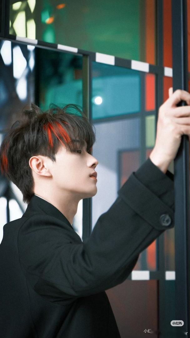 许凯我有点不认识你了 《方圆八百米》里陈辉黑化后的样子，确实跟以前的角色不一样。