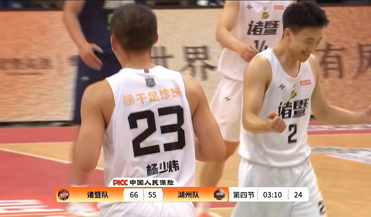 刘卓转户口吧！湖州10号对得起刘卓的超神发挥吗？
今天诸暨队在杨少炜回归之后，依